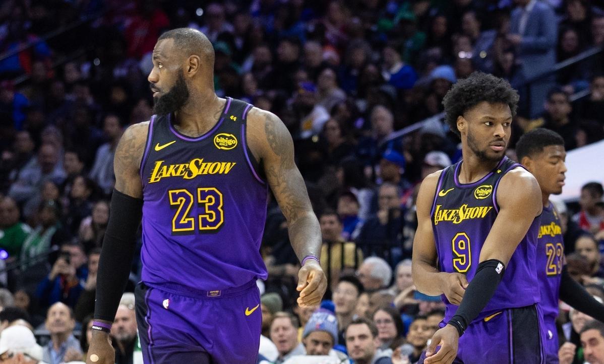 开云APP-湖人在比赛中受伤退赛，浓眉主帅表示担忧！(湖人在比赛中受伤退赛,浓眉主帅表示担忧了吗)